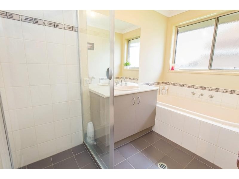 4 Snowgum Place, Thurgoona NSW 2640