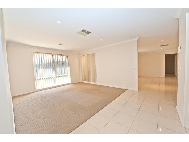 9 Oxford Drive, Thurgoona NSW 2640