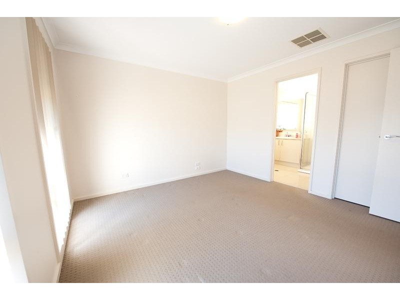 9 Oxford Drive, Thurgoona NSW 2640
