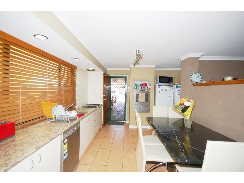 18 Mangrove Circuit, Banksia Grove WA 6031