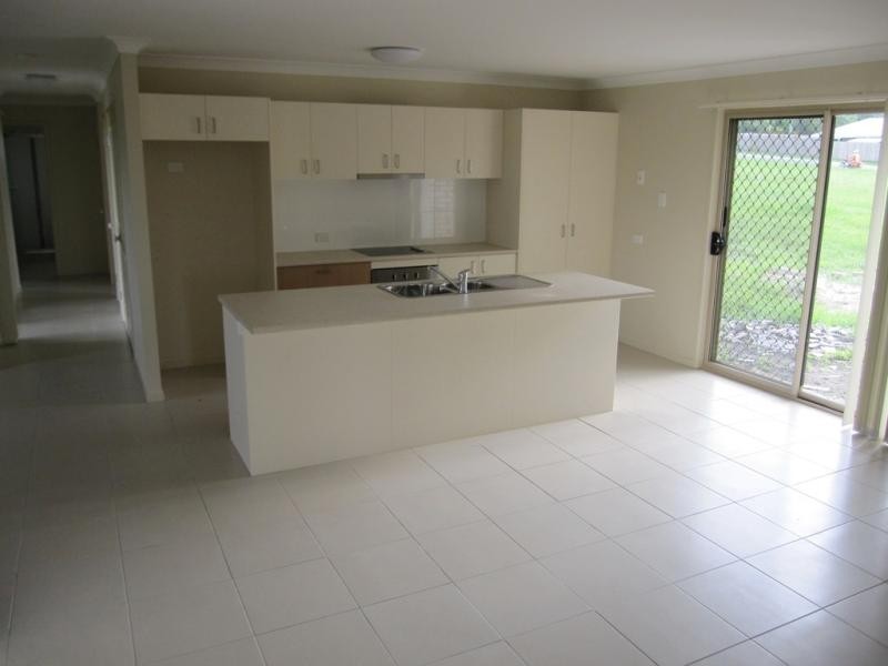 8 Stathis Place BUNDAMBA 4304, Bundamba QLD 4304