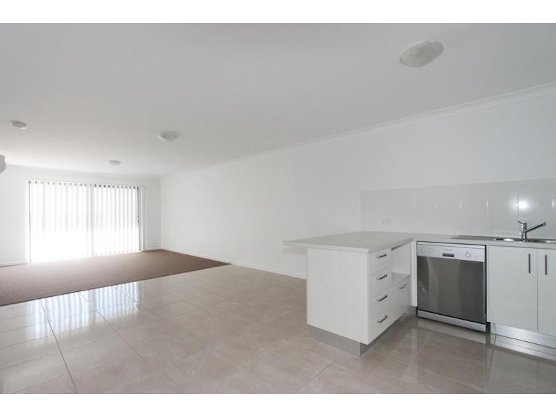 1/42 Peregrine Drive, Lowood QLD 4311