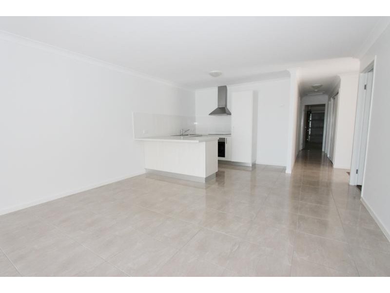 1/42 Peregrine Drive, Lowood QLD 4311