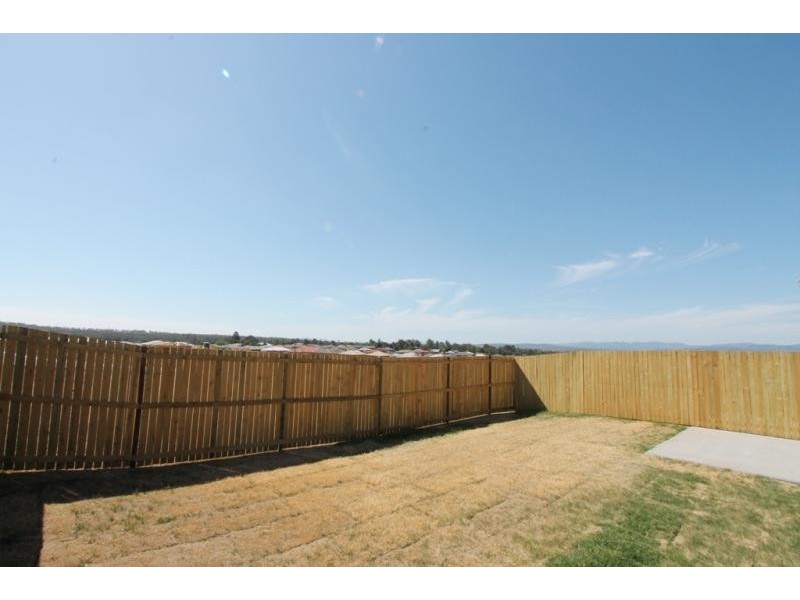1/42 Peregrine Drive, Lowood QLD 4311