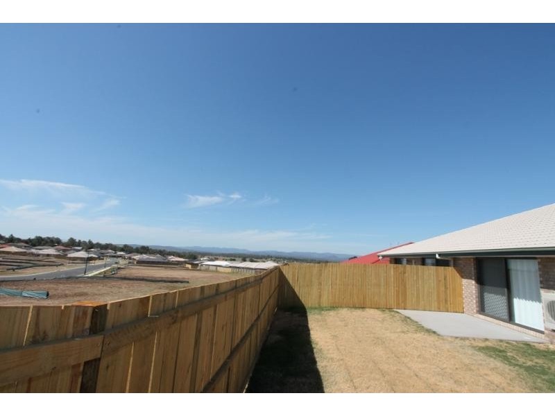 1/42 Peregrine Drive, Lowood QLD 4311