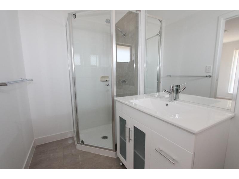 2/49 Peregrine Drive, Lowood QLD 4311