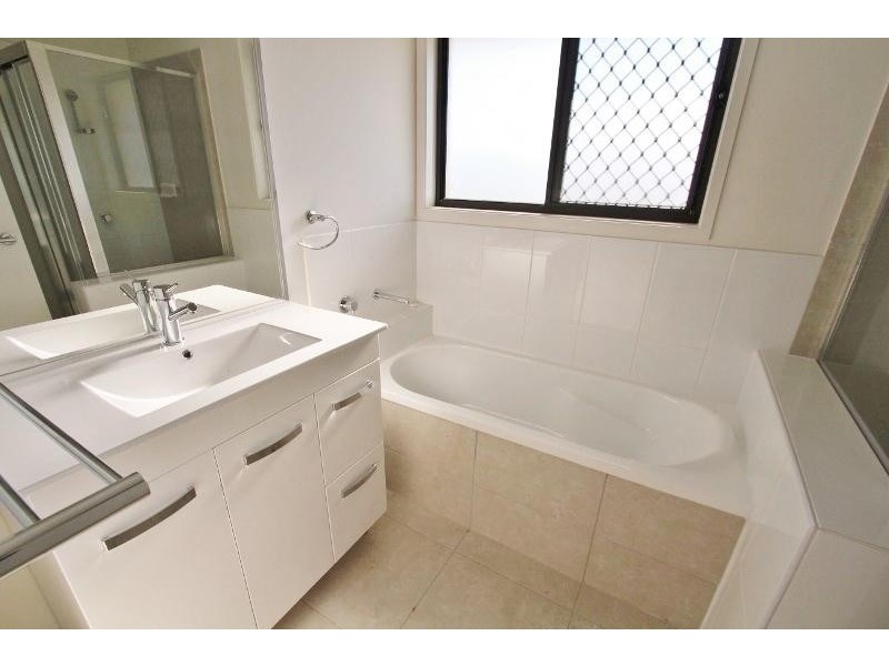 1/2 Osprey Court, Lowood QLD 4311