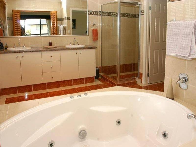 32 Clear Water Bay Avenue CLEAR ISLAND WATERS 4226, Clear Island Waters QLD 4226