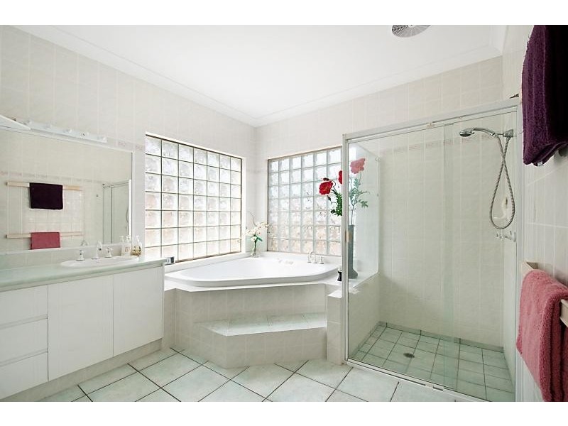 37 Clipper Boulevard CLEAR ISLAND WATERS 4226, Clear Island Waters QLD 4226