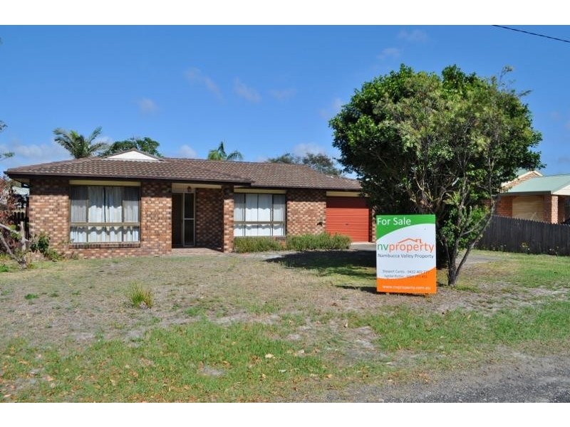 8 Fourth  Avenue, Stuarts Point NSW 2441