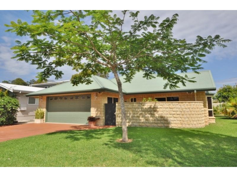 2 Sandpiper Drive, Scotts Head NSW 2447