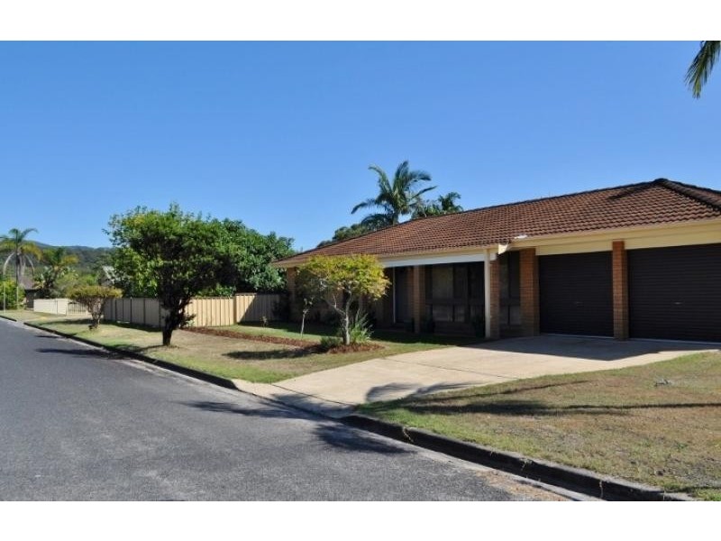 6 Fourth Avenue, Stuarts Point NSW 2441