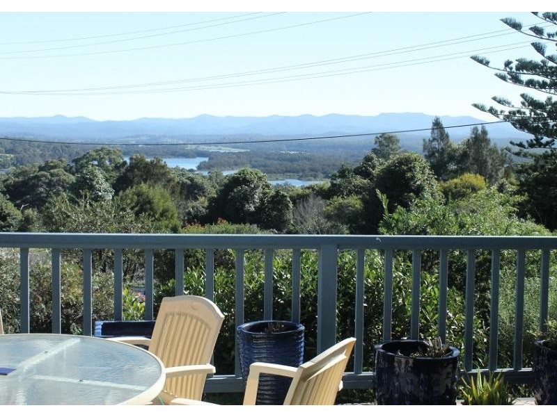 8 Coral Crescent, Tuross Head NSW 2537