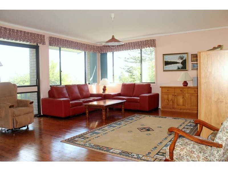 8 Coral Crescent, Tuross Head NSW 2537