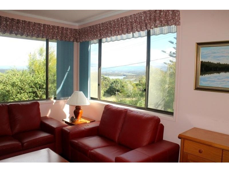 8 Coral Crescent, Tuross Head NSW 2537