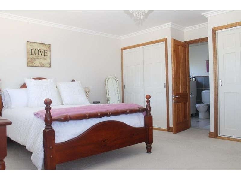 8 Evans  Road, Tuross Head NSW 2537