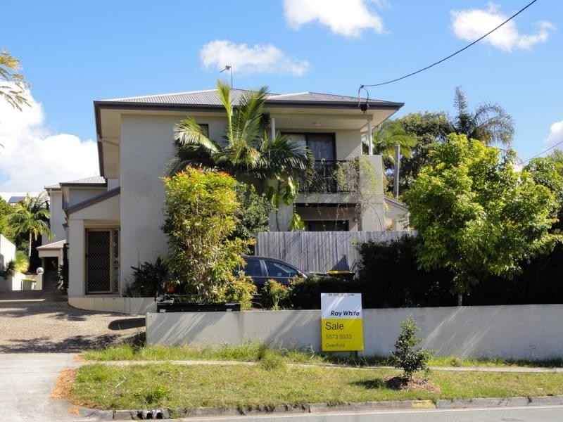 9 Government Road LABRADOR 4215, Labrador QLD 4215