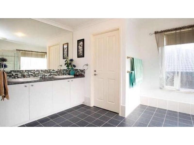 21 Cossington Circuit MAUDSLAND 4210, Maudsland QLD 4210