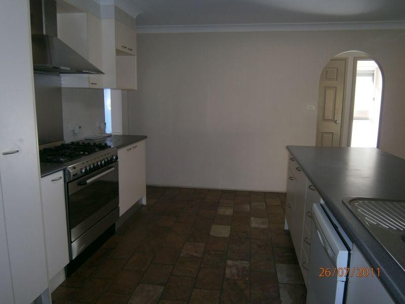 18 Hebrides Place ST ANDREWS 2566, St Andrews NSW 2566