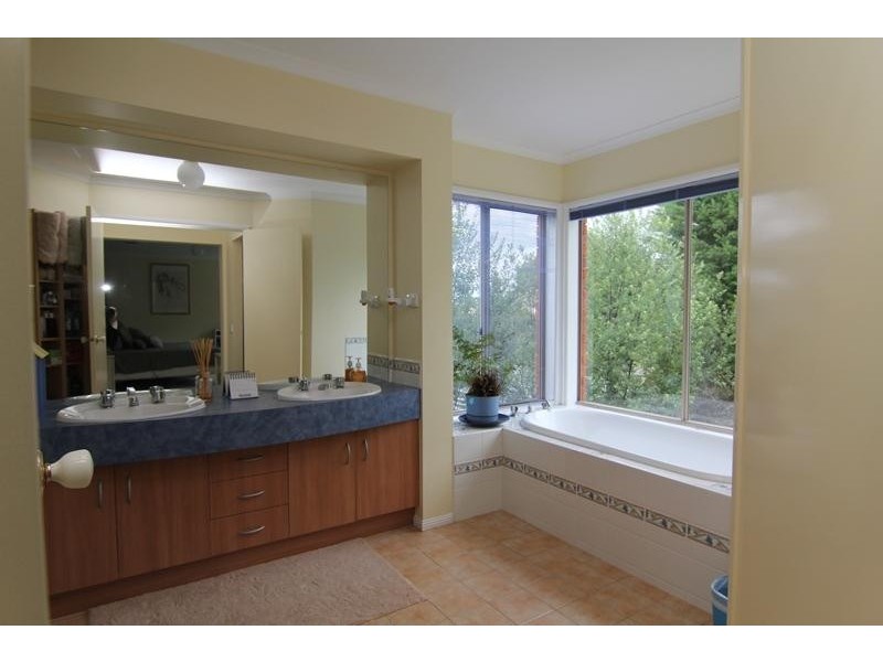 8 Crows Lane GLEN WAVERLEY 3150, Glen Waverley VIC 3150