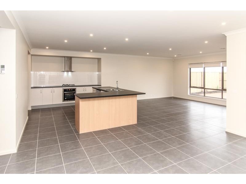 6 Red Brush Drive, Keysborough VIC 3173