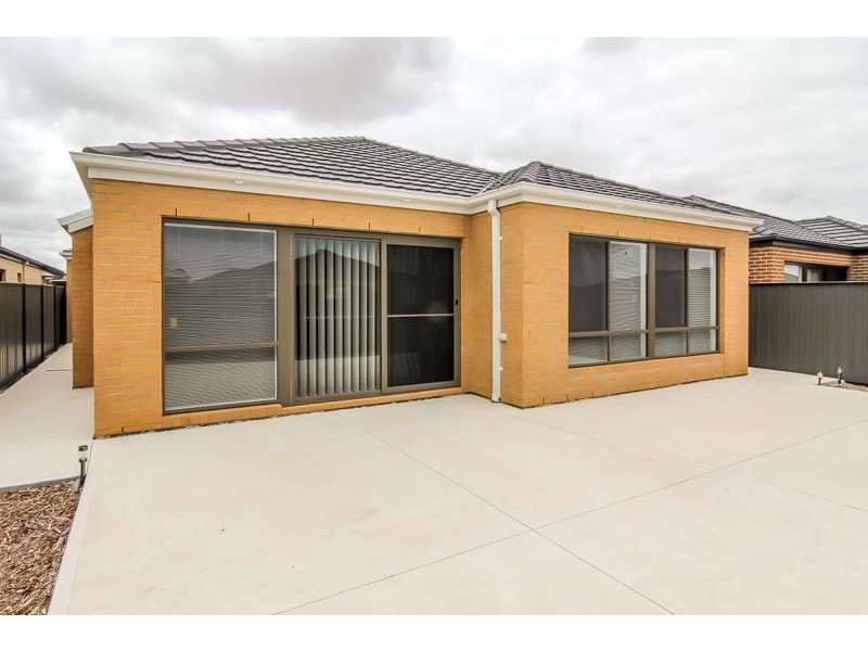 11 Snowsill Circuit, Point Cook VIC 3030