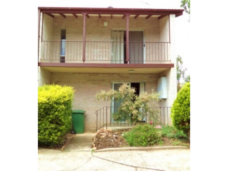 1/8 Yarrow  Street, Queanbeyan NSW 2620