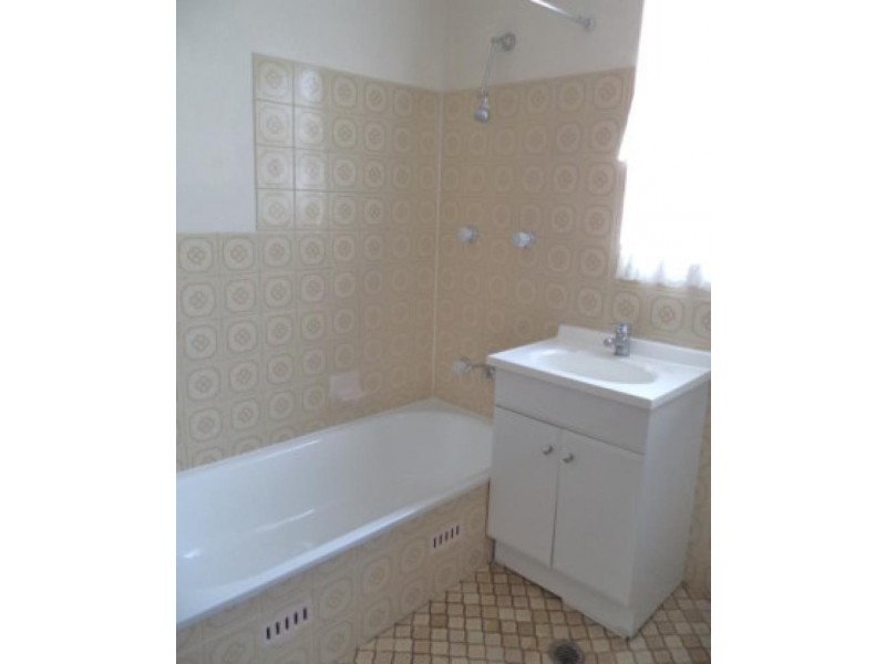 1/8 Yarrow  Street, Queanbeyan NSW 2620