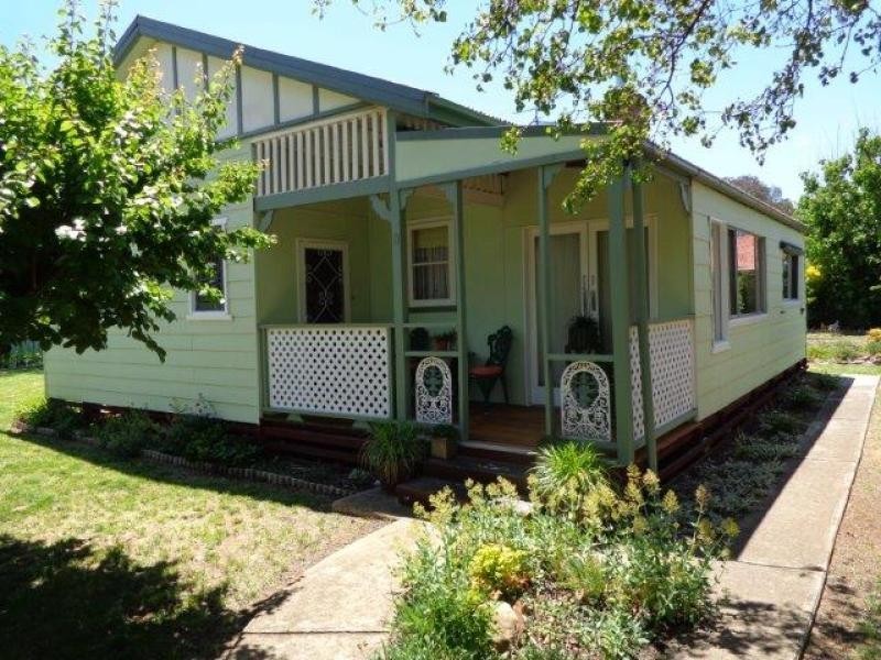8 Charles Street, Coolah NSW 2843