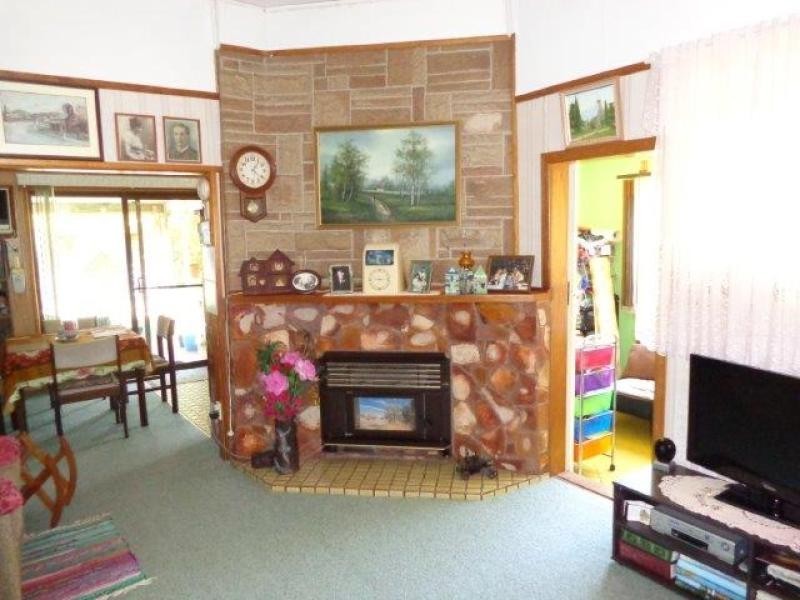 8 Charles Street, Coolah NSW 2843