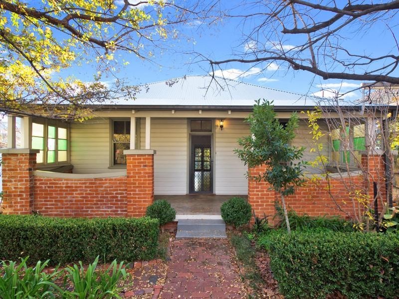 24 White Street, Tamworth NSW 2340