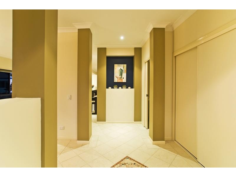 4 Majorca Crescent, Varsity Lakes QLD 4227