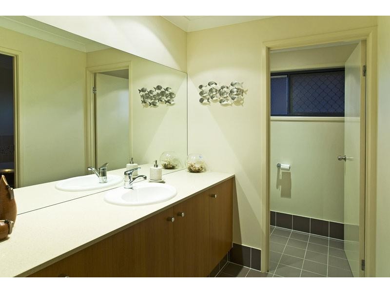 4 Majorca Crescent, Varsity Lakes QLD 4227