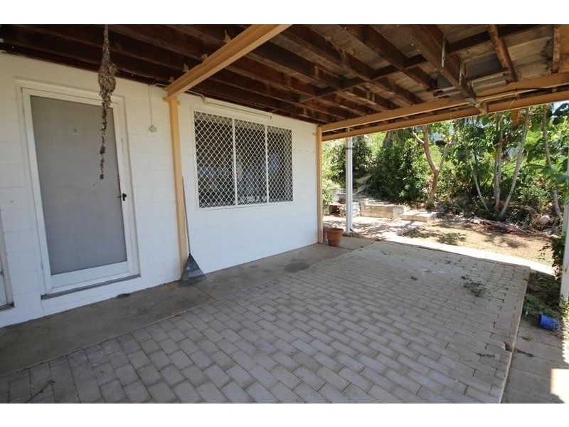 2/23 Gilbert  Crescent, North Ward QLD 4810