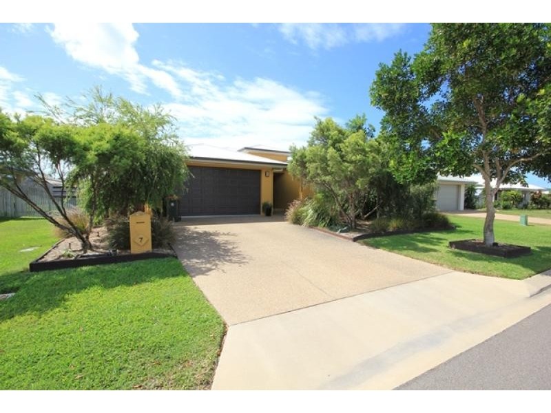 7 Mariala Court, Bushland Beach QLD 4818