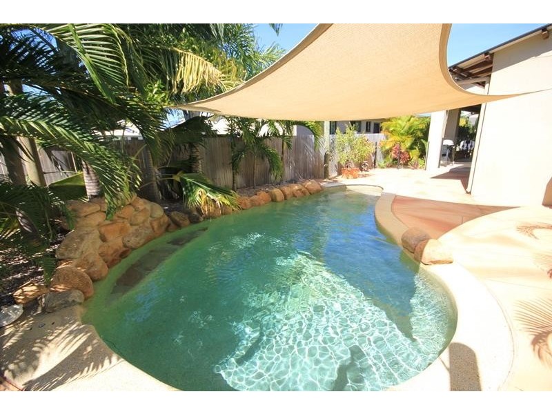 19 Daintree Drive, Bushland Beach QLD 4818