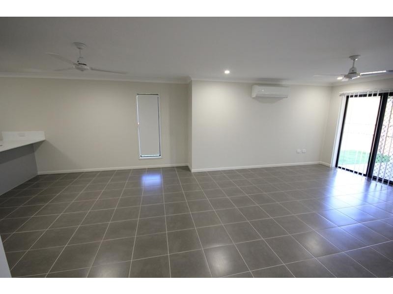 6 Wakeboard Circuit, Kelso QLD 4815
