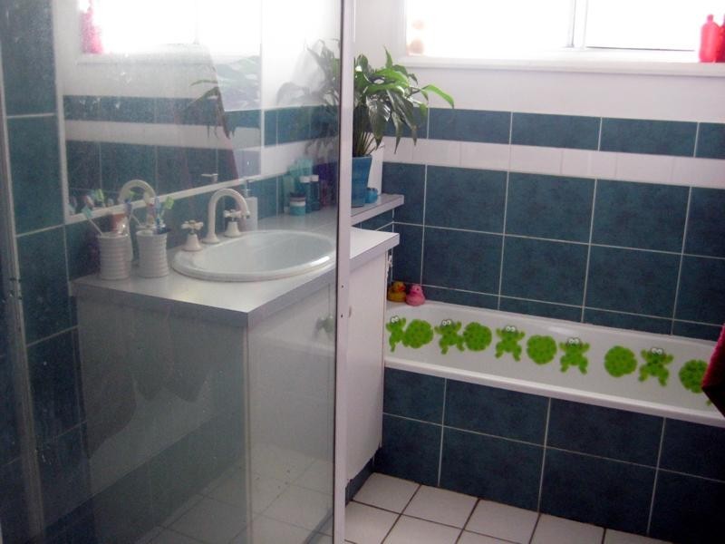 8 Griffith Street, Mannering Park NSW 2259