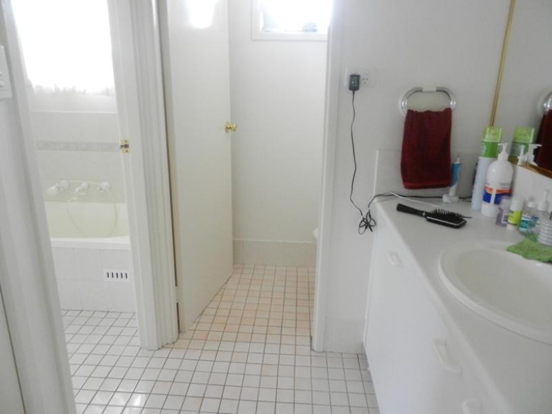 1 Barclay Avenue, Mannering Park NSW 2259