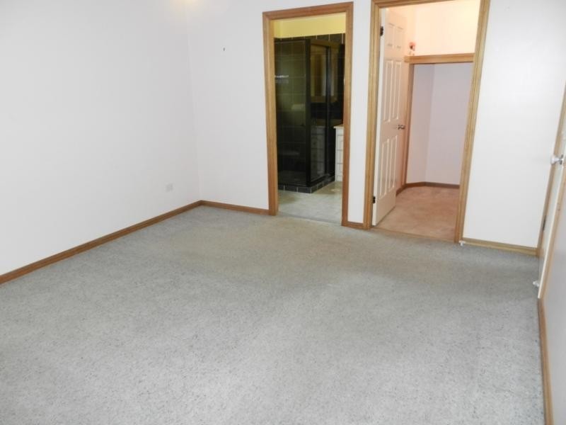 8 Eliot Street, Mannering Park NSW 2259