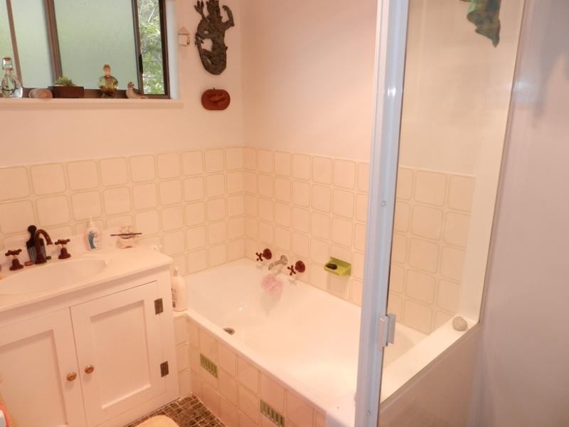 5 Illawong Road, Summerland Point NSW 2259