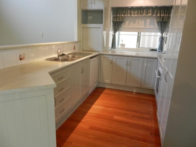 18 Barclay Avenue, Mannering Park NSW 2259