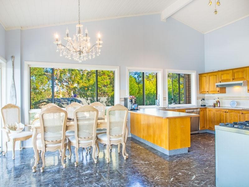 67 Gordon  Avenue, Summerland Point NSW 2259