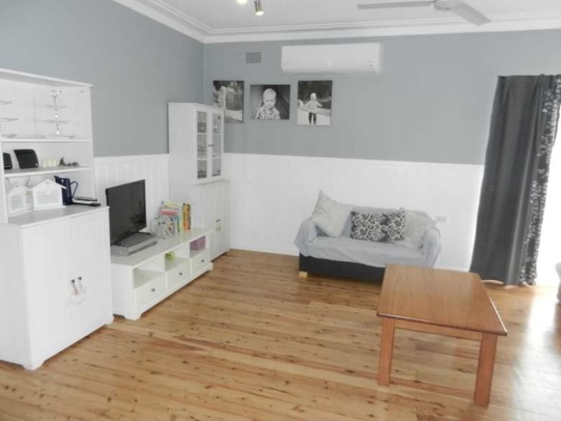 4 Monterey Street, Mannering Park NSW 2259