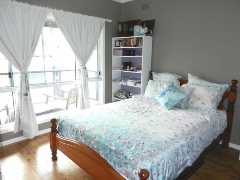 4 Monterey Street, Mannering Park NSW 2259