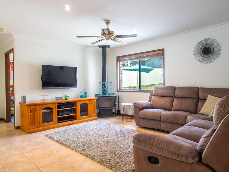 3 Gordon Avenue, Summerland Point NSW 2259