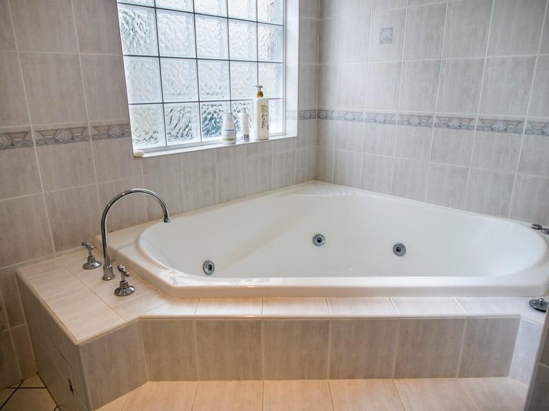 3 Gordon Avenue, Summerland Point NSW 2259