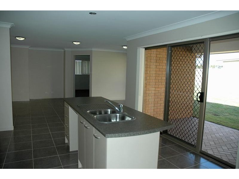 4 DALY Place, Redland Bay QLD 4165