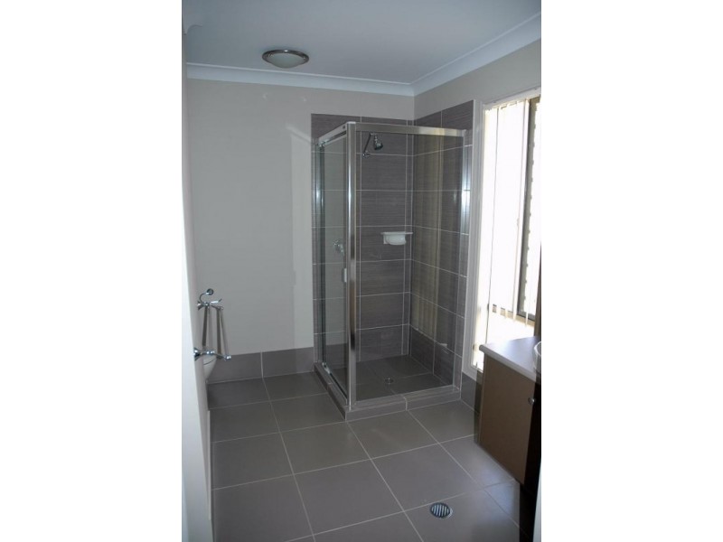 4 DALY Place, Redland Bay QLD 4165