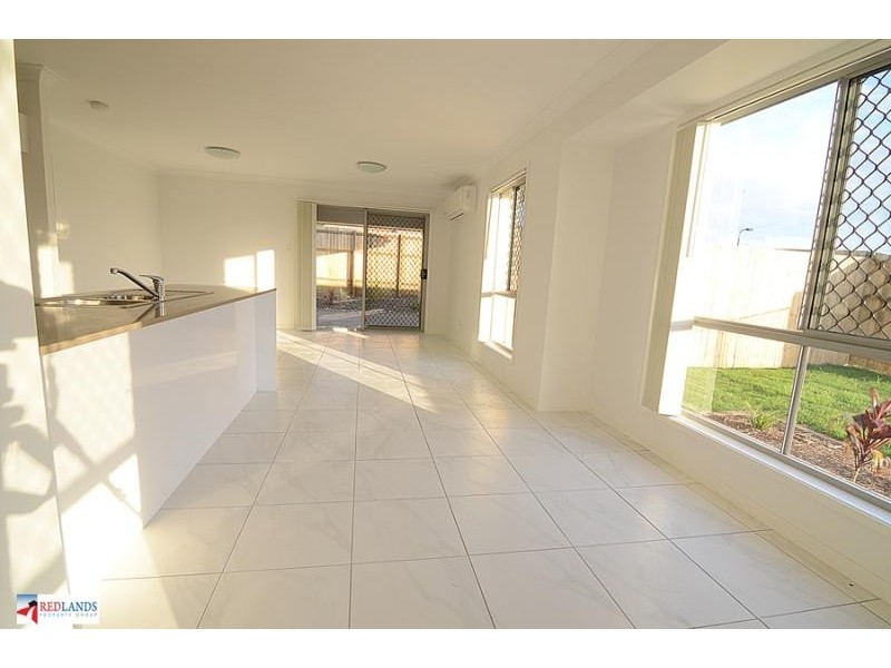 8 BEACHWOOD Street, Redland Bay QLD 4165